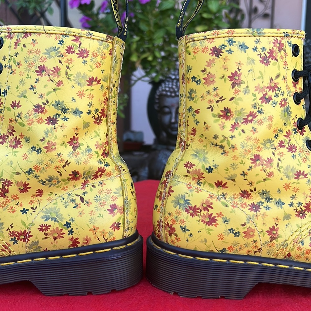 🌼 Dr. Martens Sunshine Yellow Daisy Floral 1460 Boots 🌼 - Picture 7 of 17